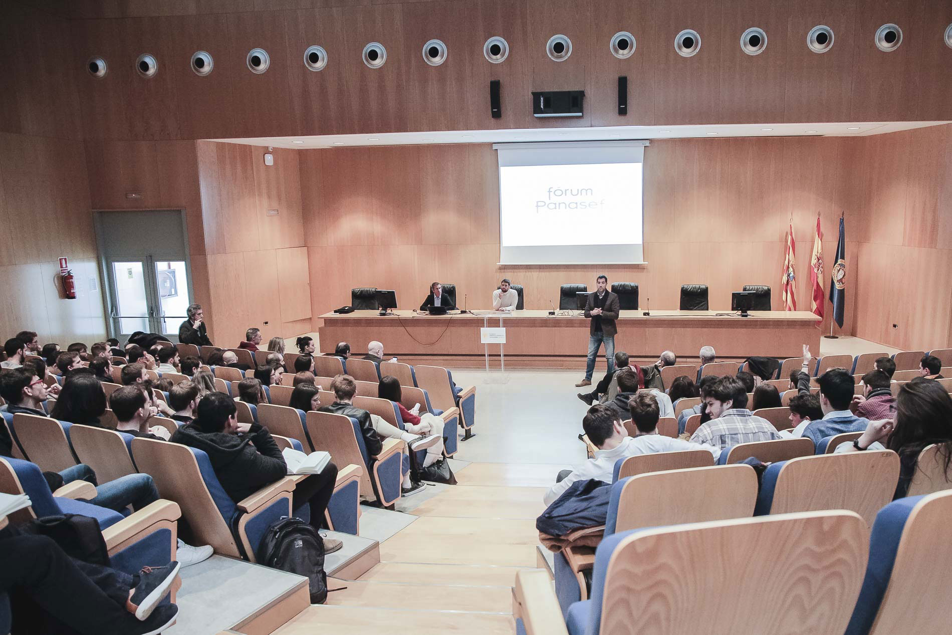 Más de cien universitarios conocen el sector funerario en Zaragoza